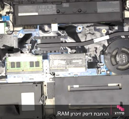 חלקים פנימיים של מחשב נייד, כולל מאוורר וזיכרון RAM